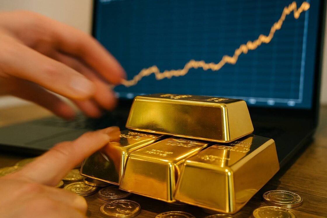 Lär dig investera i guld med vår kompletta guide. Jämför fysiskt guld vs ETF:er, förstå risker och fördelar, och optimera din investeringsstrategi för 2025.