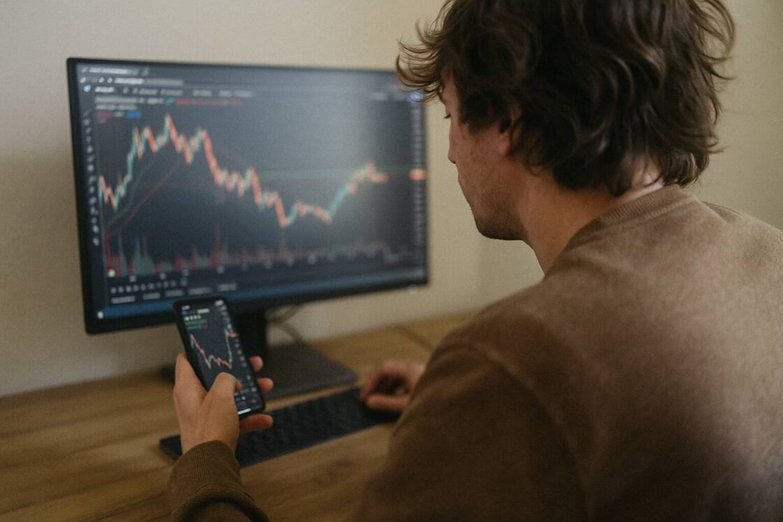 Lär dig köpa aktier med vår omfattande guide. Från mäklarval och investeringsstrategier till riskhantering och marknadsanalys för både nybörjare och proffs.