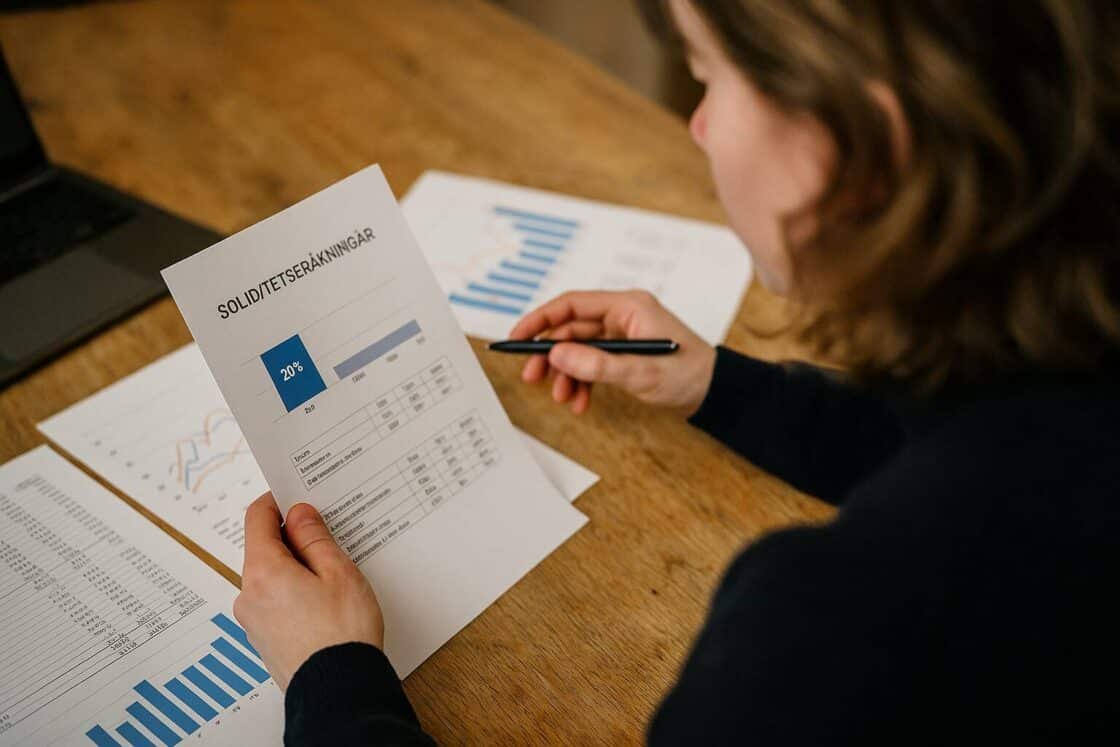 Lär dig allt om soliditet - ett nyckeltal för att bedöma företags långsiktiga stabilitet, hur det beräknas och varför det är viktigt för investeringsbeslut.